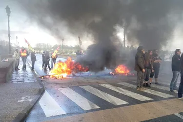 Des manifestants filtrent la circulation au pont Régemortes