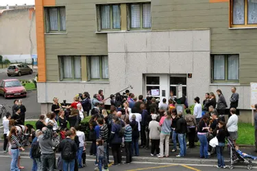 Une centaine de parents et d'enfants rassemblée devant l'appartement de la petite Fiona