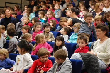 Les écoliers ont frémi en regardant Le Petit Chaperon rouge du Théâtre de l’Eventail