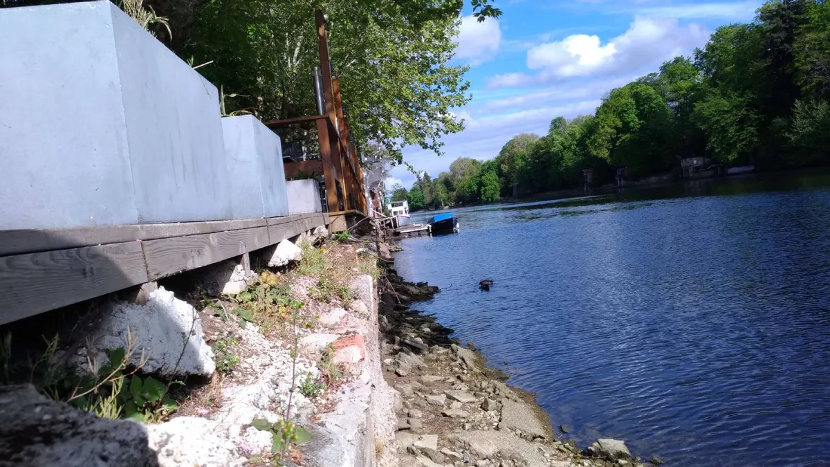 La fabuleuse rivière le Loiret aujourd'hui plongée dans un état de — free download