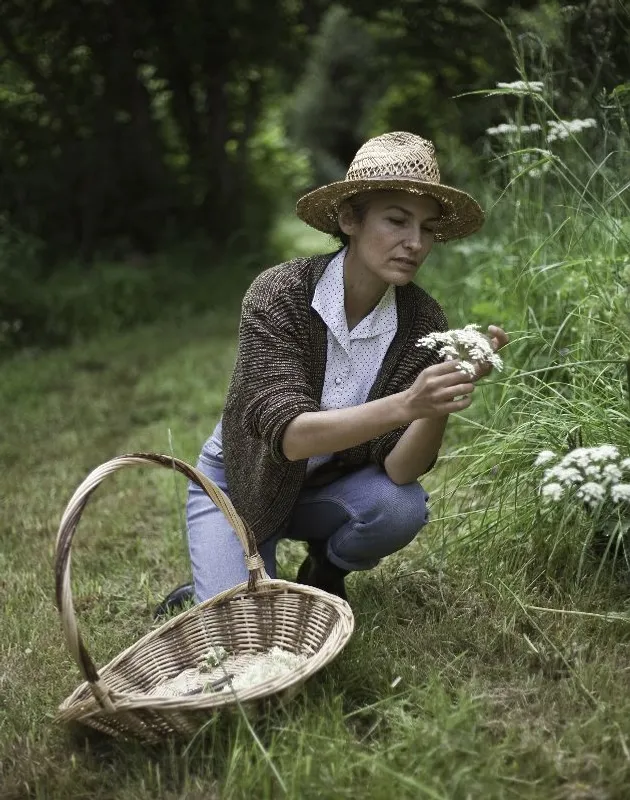 Balade gourmande à Saint-Chabrais : découvrez les plantes sauvages comestibles avec Ôna Maiocco