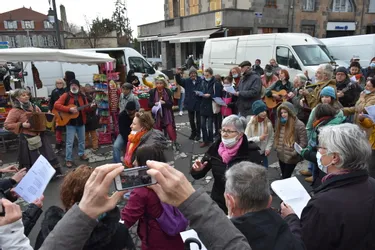 Les acteurs du monde culturel riomois ont organisé un flashmob au marché