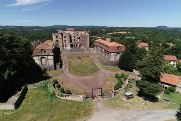 Sept châteaux à découvrir avant la fin de l'été dans l'arrondissement de Riom (Puy-de-Dôme)
