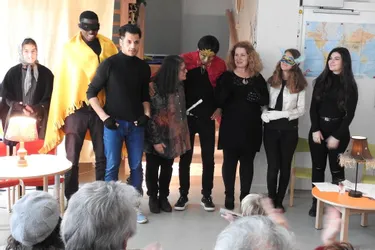Huit personnes migrantes ont joué une carte culturelle et gourmande à la médiathèque de Royère