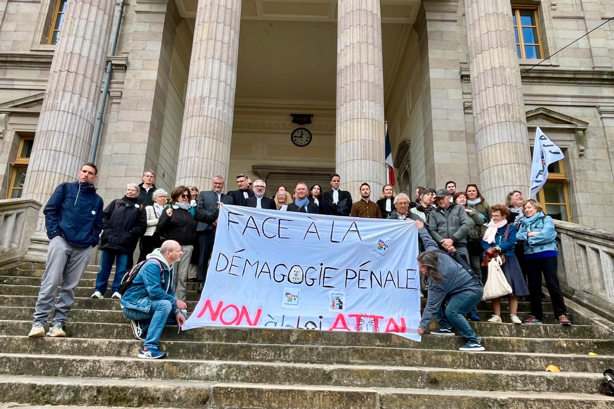 Avocats et professionnels de l’enfance unis à Limoges contre la proposition de loi Attal sur la justice des mineurs Avocats et professionnels de l’enfance unis à Limoges contre la proposition de loi Attal sur la justice des mineurs