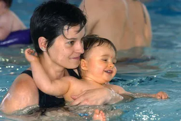 A partir de trois mois, les bébés peuvent apprendre à se familiariser avec le milieu aquatique