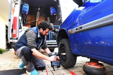Christian Mendes est un mécanicien automobile qui répare tout types de pannes à domicile