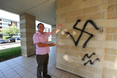 Des symboles nazis tagués sur l'immeuble du président de SOS Racisme 87