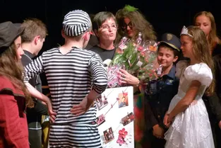 Des fleurs et des éloges à la fondatrice des ateliers théâtre Hélène Cornand