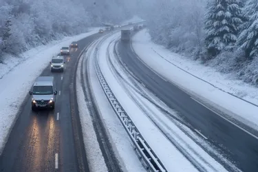 Neige en Auvergne et dans le Limousin : circulation difficile sur certains axes, le trafic des camions restreint sur l'A89