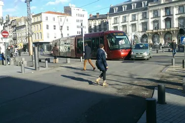 Collision entre le tramway et une voiture place de Jaude