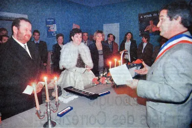 À Aubazine (Corrèze), Pierre et Sylvie Leygonie se sont mariés à la bougie pendant la tempête de 1999