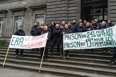 Les surveillants de prison manifestent devant la cour d'appel de Riom