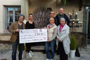 Un "trône de fer" contre le cancer du sein à Charroux (Allier)