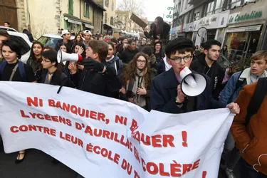 « Notre avenir est en jeu » : Une centaine de lycéens dans les rues d'Aurillac