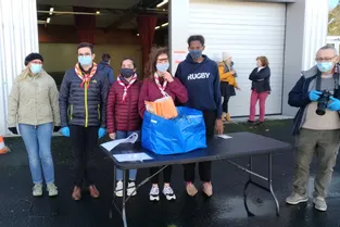 Les bénévoles de Trisomie 21 mobilisés dans le Puy-de-Dôme pour livrer des mugs dans plus de sept cents foyers