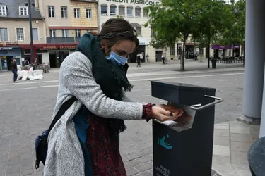 Des distributeurs de gel hydroalcoolique, en libre-service, dans les rues de Moulins