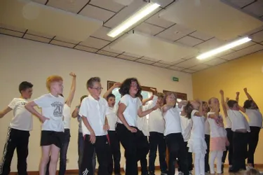 Danses, chants, saynètes et jeux au programme des écoliers