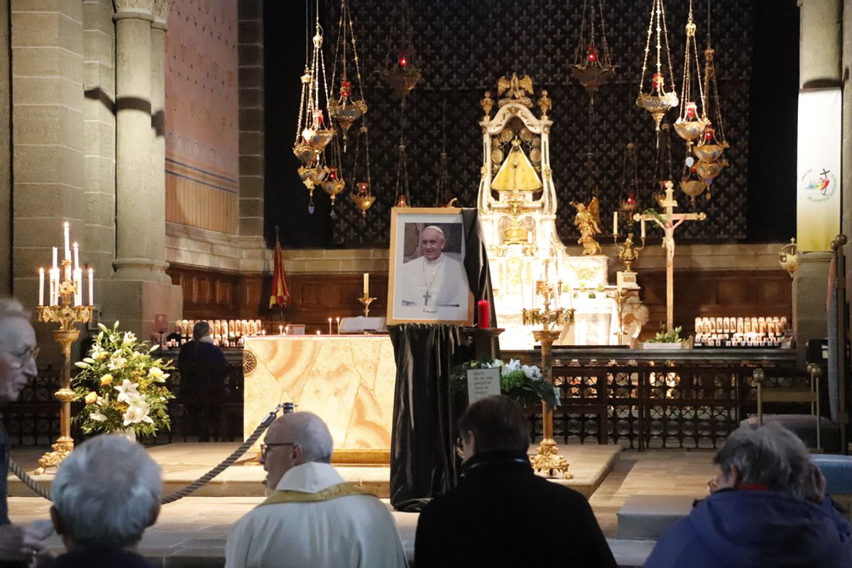 "Dès que j’ai appris la nouvelle, j’ai fait dix prières" : la mort du pape François vue du Puy-en-Velay