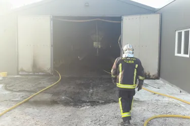 Un bâtiment agricole détruit par le feu à Isserpent (Allier)