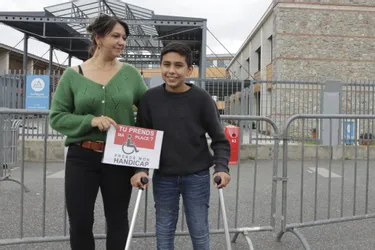 Une maman en colère contre les parents garés sur les places handicapées devant le collège de Saint-Pourçain-sur-Sioule (Allier)