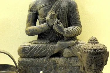 Un bouddha en bois sculpté au XIIIe ou au XIVe siècle