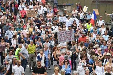 Antivax, anti-pass : près de 500 manifestants ce samedi à Clermont-Ferrand (Puy-de-Dôme)