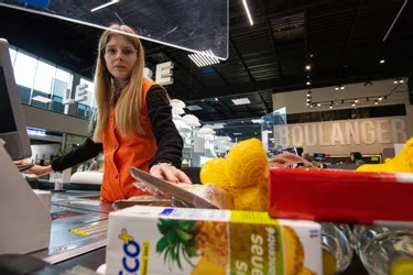 Face à l'inflation, "les petits plaisirs deviennent rares" : reportage dans les rayons d'un supermarché
