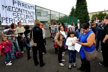 Les parents d’élèves de l’école Pierre-et-Marie-Curie affichent leur colère