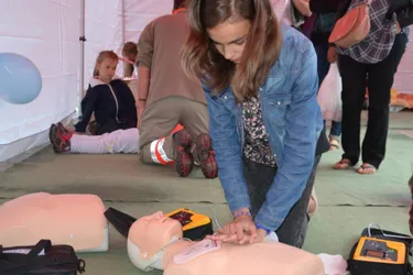 Massages cardiaques, défibrillateurs : une initiation était proposée, hier, place de la Halle