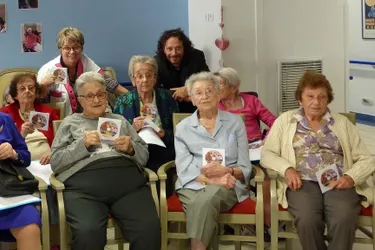 Les Cheveux argentés ont présenté leur CD aux résidents de l’Hermitage
