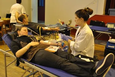 De nombreux donneurs à la collecte de sang.