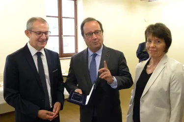 Hollande reçoit la médaille de la ville