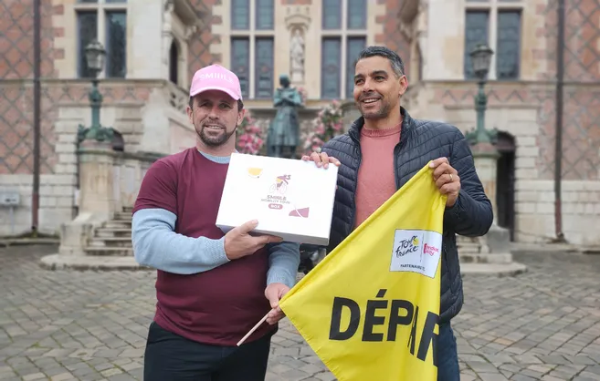 Jimmy Casper, ex-champion de cyclisme, remet à Orléans son drapeau de ...