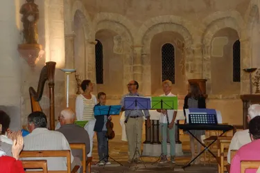 Un petit concert entre amis dans l’église