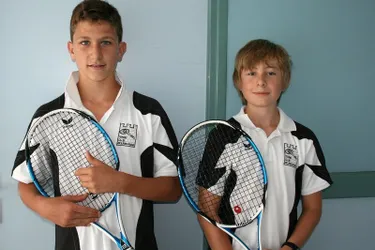 Des élèves studieux à l’école de tennis