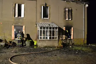 Cantal : une maison détruite par le feu à Marcenat, la famille saine et sauve