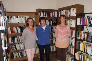 Trois bénévoles à l’accueil bibliothèque