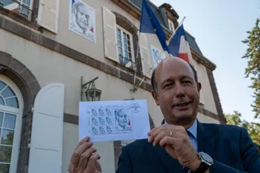 La Poste dévoile à Chamalières le timbre en hommage à Valéry Giscard d'Estaing