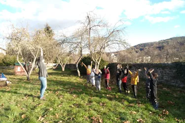 L’association Moments nature guide les enseignants de Neussargues (Cantal) vers « l’école du dehors »