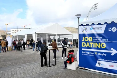 80 entreprises sont présentes pour un job dating sur le parvis du stade Marcel-Michelin, à Clermont-Ferrand