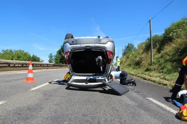 Un octogénaire perd le contrôle de sa voiture, qui finit sur le toit à Vieille-Brioude (Haute-Loire)