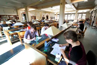 Pour ou contre l'ouverture des bibliothèques universitaires le dimanche à Clermont-Ferrand