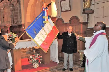 Le nouveau drapeau béni par le curé