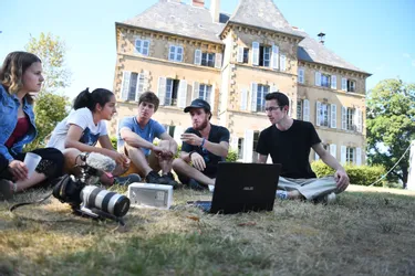 Au château des Prureaux (Allier), des jeunes de quatre pays tournent des courts-métrages sur le thème des migrations