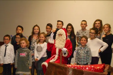 Le Père Noël généreux avec les enfants du comité des œuvres sociales