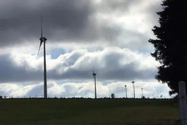 À Briffons (Puy-de-Dôme), un projet d'implantation de neuf éoliennes fait souffler un vent de colère