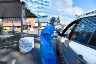 Un drive de dépistage du Covid-19 pour les personnels hospitaliers et les personnes à risque à l'hôpital de Brive