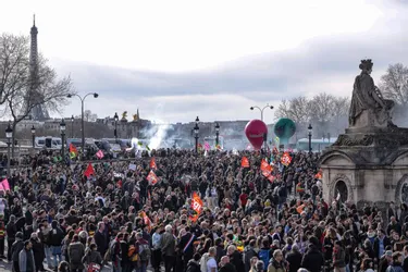 Plusieurs milliers de manifestants à Paris et dans le reste de la France pour dénoncer l'utilisation du 49.3