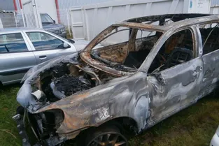 Haute-Loire : trompée, elle brûle la Porsche Cayenne